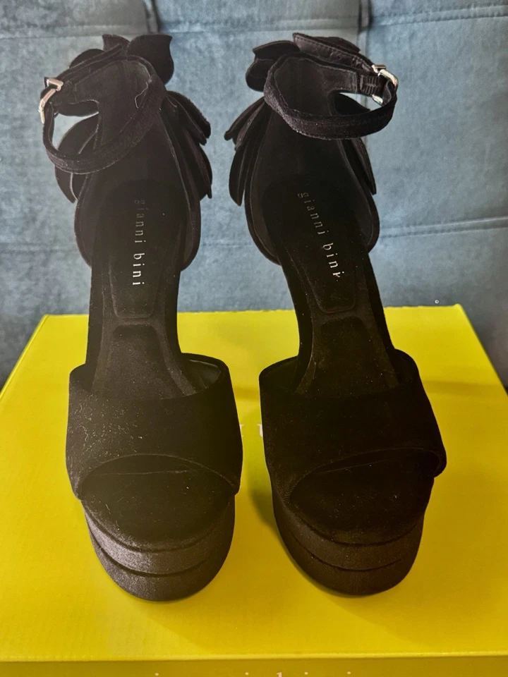 Nuevos tacones de plataforma Gianni Bini de terciopelo negro Karmello  Foto 4 de 4
