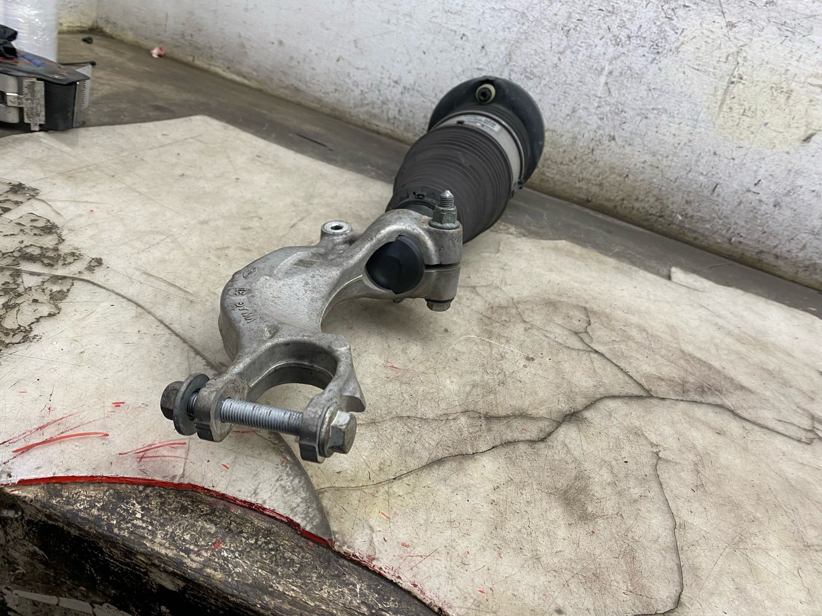 2015-2020 BENTLEY BENTAYGA LH FRONT LEFT SHOCK ABSORBER *109K MILES* 4M0616039AH