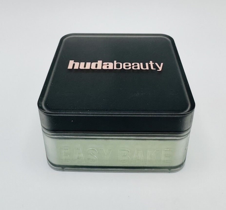 Huda Beauty Easy Bake Blurring Loose Baking & Setting Powder
