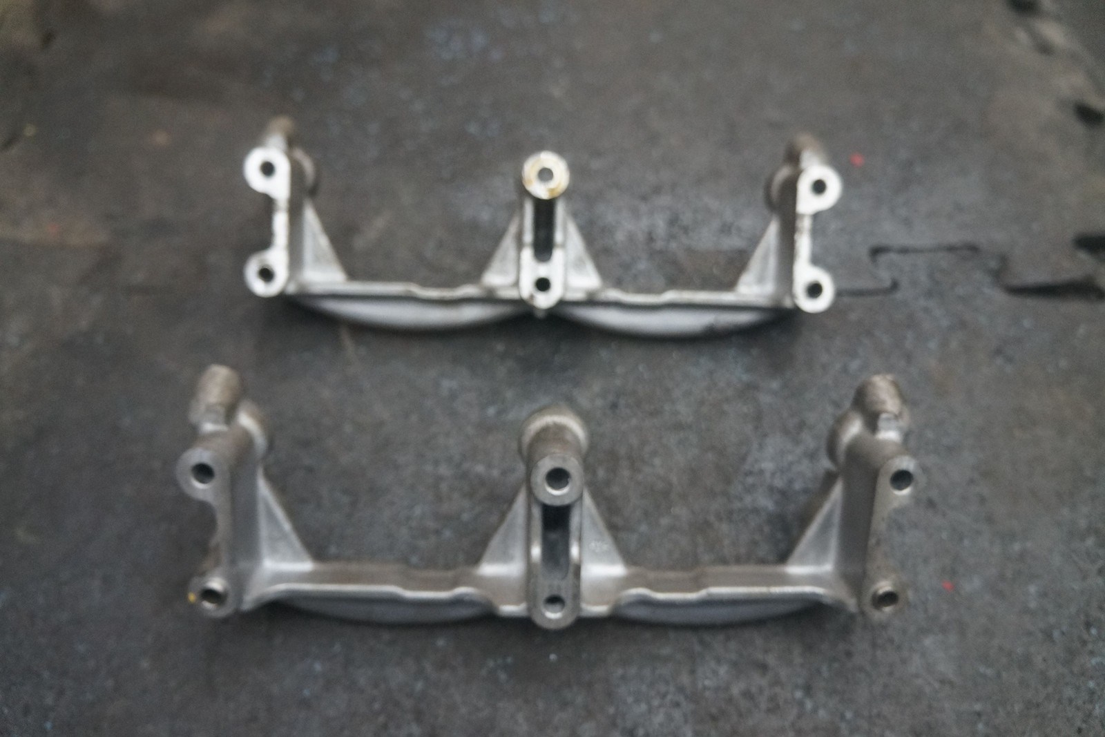 Set 2 Fuel Injection Rail Pipe Bracket Mount 239946 OEM Ferrari California 2010