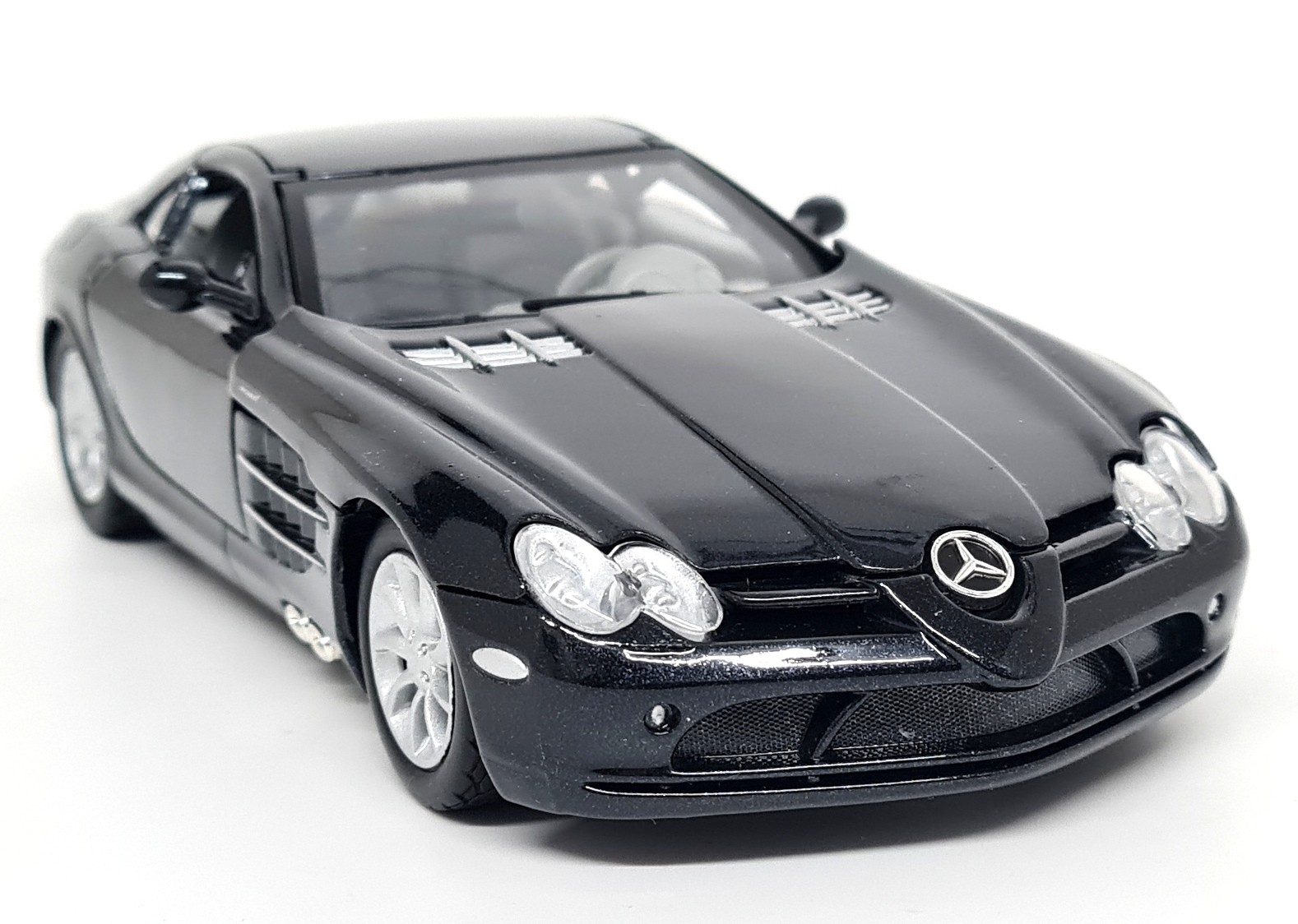 Motormax 1/24 McLaren Mercedes SLR Black Supercar Diecast Model Car