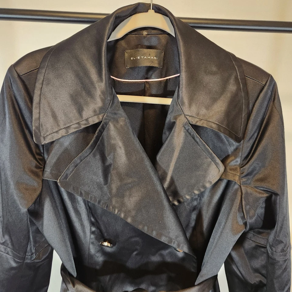 Gabardina Elie Tahari negra con cinturón doble bolsillo en el pecho talla 10 longitud media Foto 4 de 4