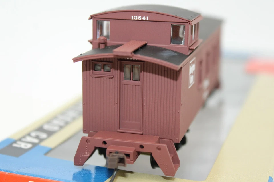 Walthers HO Scale CB&Q Burlington Route 30' 4 Window Caboose Car #13841 NOS - Image 4 of 4