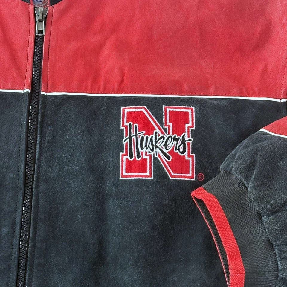 Jaqueta Bombardeiro Masculina Vintage Essex Camurça Extra Grande Pesada Nebraska Cornhuskers Preto Ponto Vermelho - Imagem 3 de 4