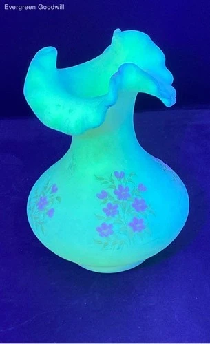 Vintage Fenton 7in Ruffled Edge Custard Glass Vase