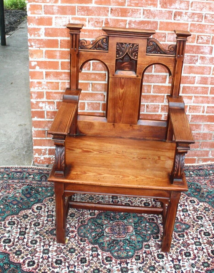 Sillón gótico francés antiguo de pino | Silla estilo catedral medieval tallada Foto 3 de 4