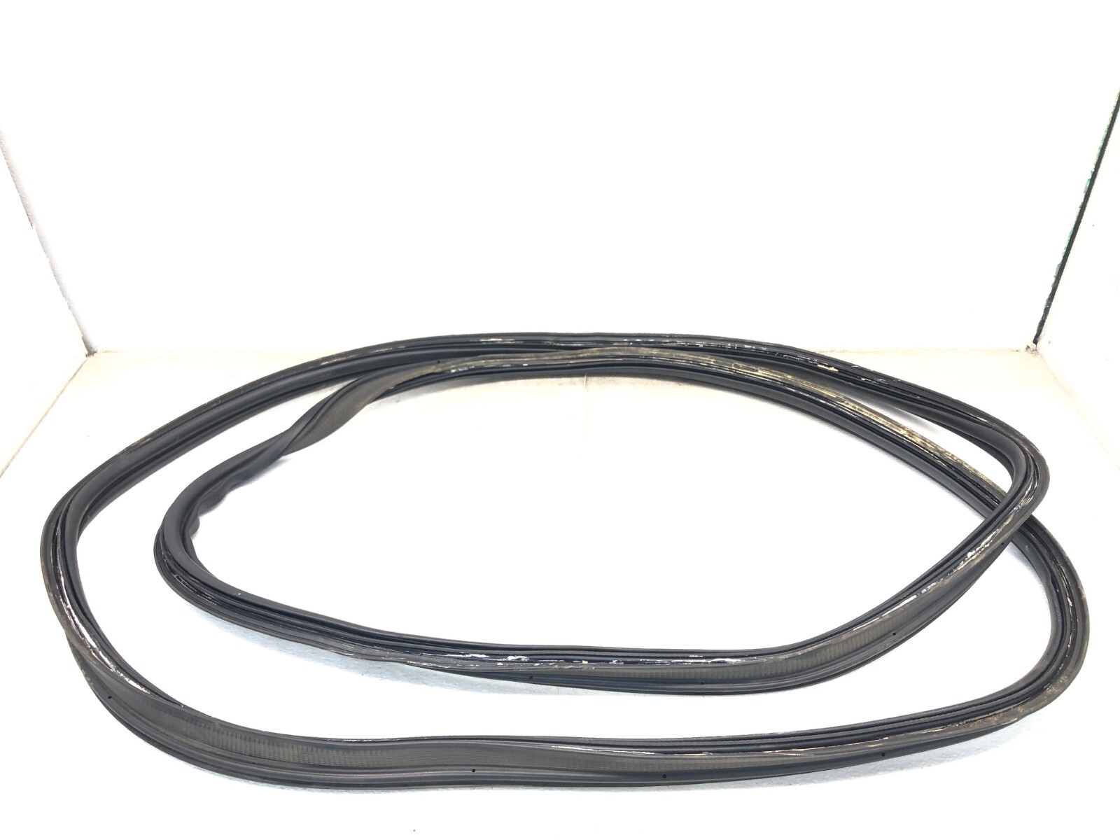 2017-2022 MASERATI LEVANTE REAR LIFTGATE TAILGATE WEATHERSTRIP SEAL OEM