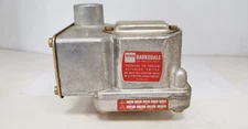 BARKSDALE D1T-H18 PRESSURE/VACUUM ACTUATED SWITCH, 10A 125/250VAC, 0.4-18PSI NNB