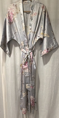 KIM+ONO Satin Kimono Robe Gray Floral Crane V Belted O/S Wide Sleeve Vacation