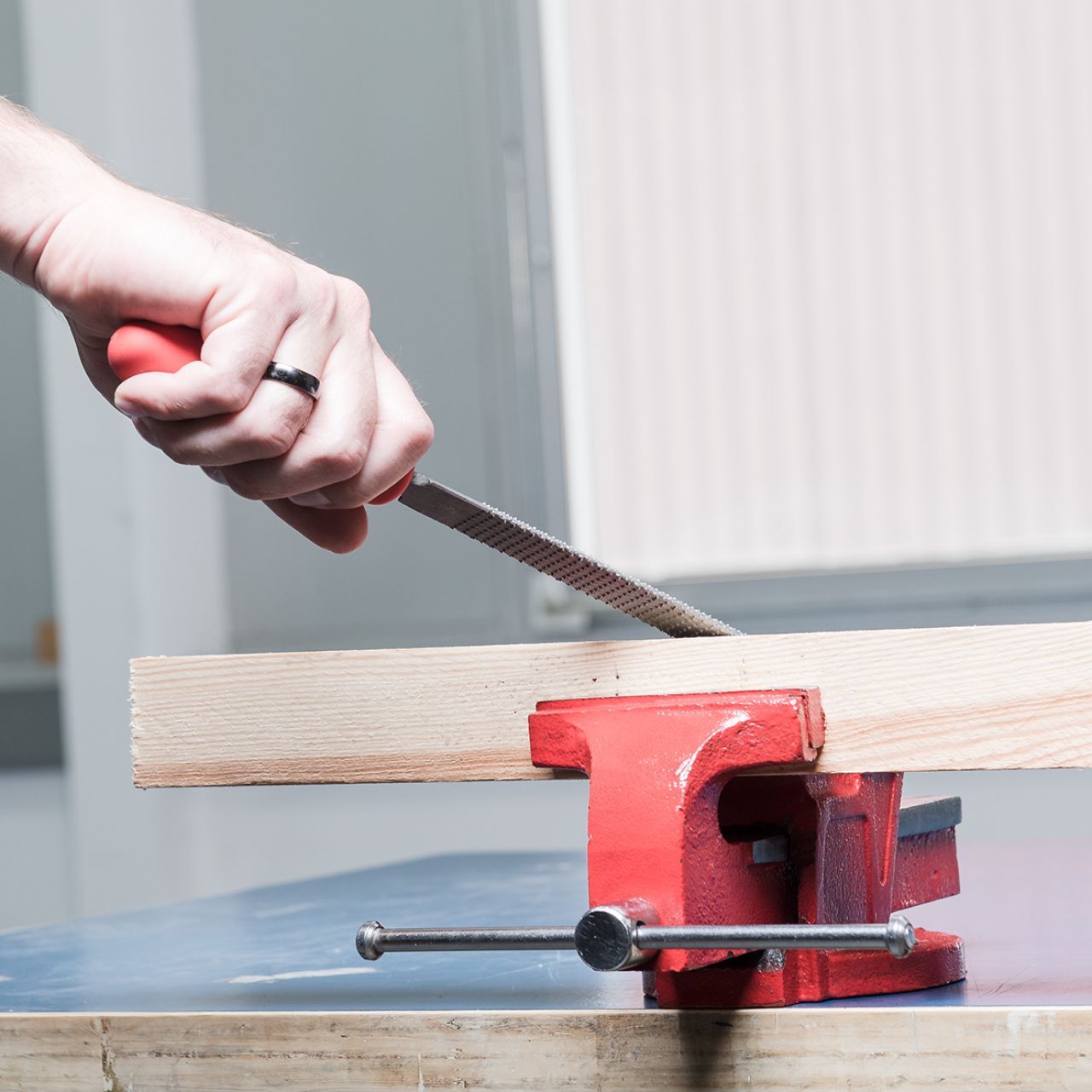 Parallelschraubstock 100 Mm Spannweite – Massiver Tischschraubstock Aus Gusseisen, 360° Drehbar, Mit Stahlbacken, 4,5 Kg Schwer, Für Werkbank & Heimwerker