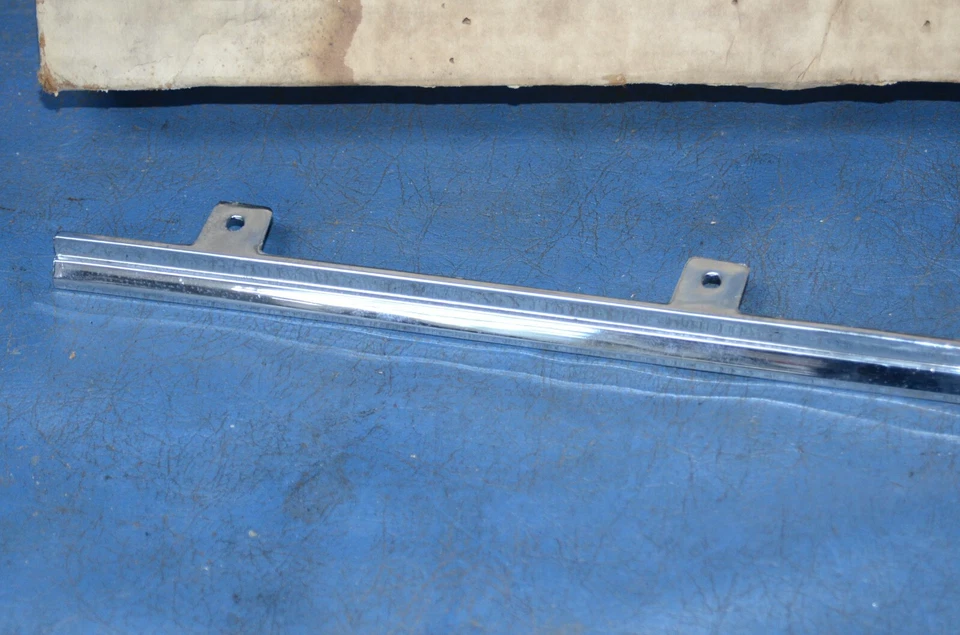 Nuevo de Lote Antiguo Pontiac Bonneville LH Guardabarros Delantero Parrilla Parachoques Relleno Moldura Borde Foto 3 de 4