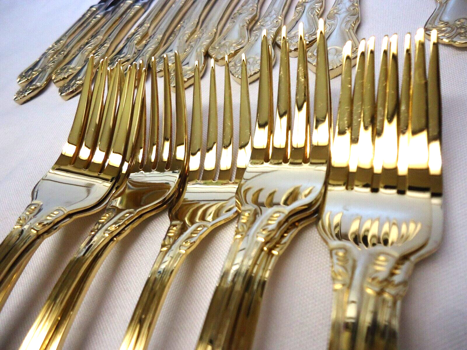 BRYLANE HOME KITCHEN STAINLESS FLATWARE CHINA 63-PIECES