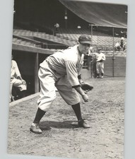 (William Austen) Cy Moore Baseball Pitcher Practice Field 1935 Press Photo