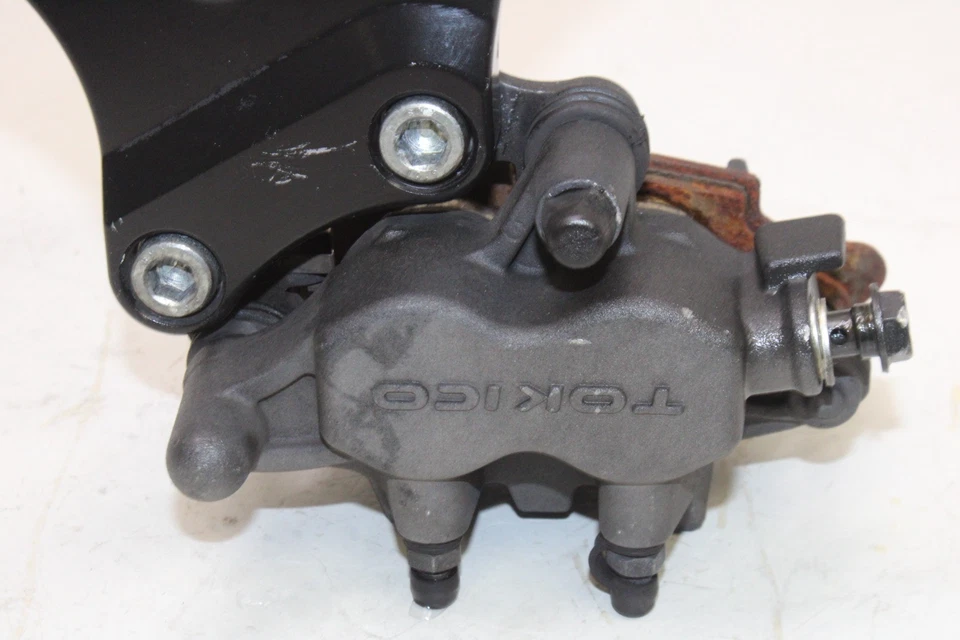 06-24 KAWASAKI VULCAN 900 VN900B КЛАССИЧЕСКИЙ ОРИГИНАЛЬНЫЙ СУППОРТ ЗАДНЕГО ТОРМОЗА С КРОНШТЕЙНОМ КРЕПЛЕНИЯ - Изображение 2 из 4