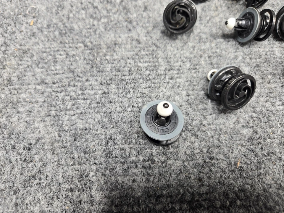 Audi S6 2013-2018 clips de montaje de panel de moldura de puerta con sellador 12 piezas OEM Foto 2 de 4