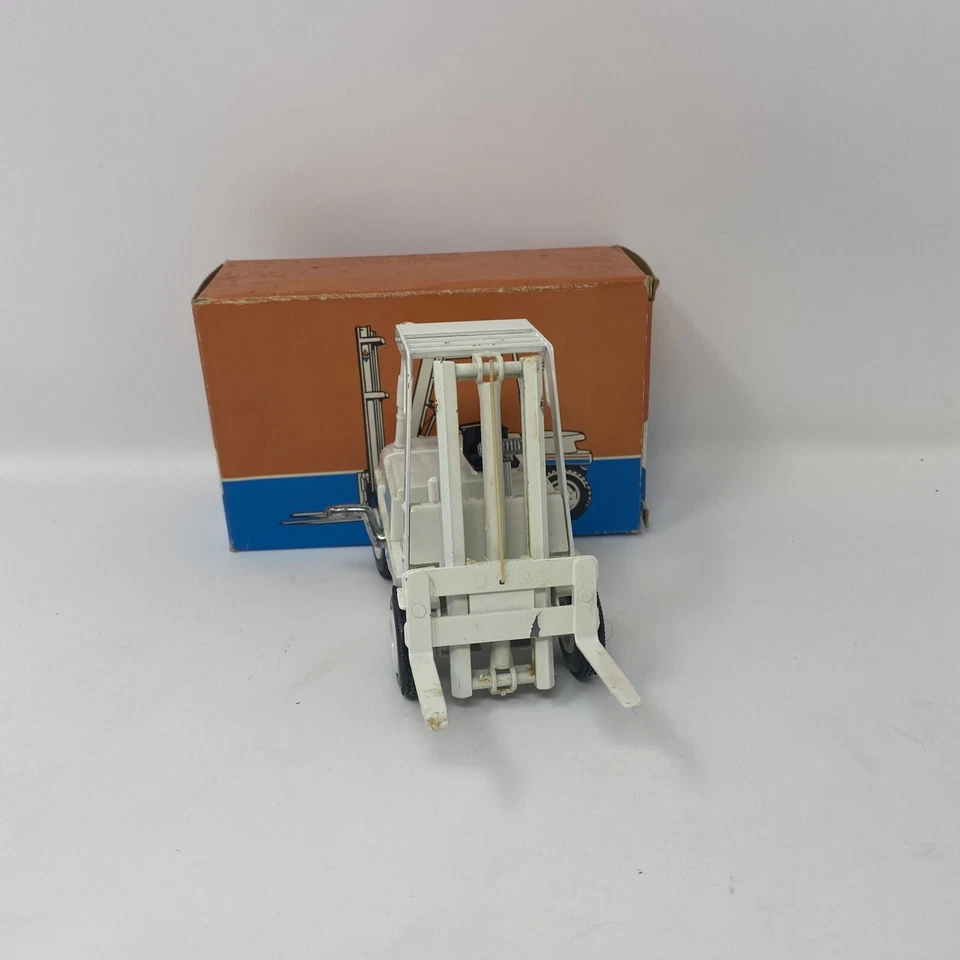 GAMA 9550 Baker forklift 1/32 diecast industrial replica collectible NOS NIB - Image 3 of 4