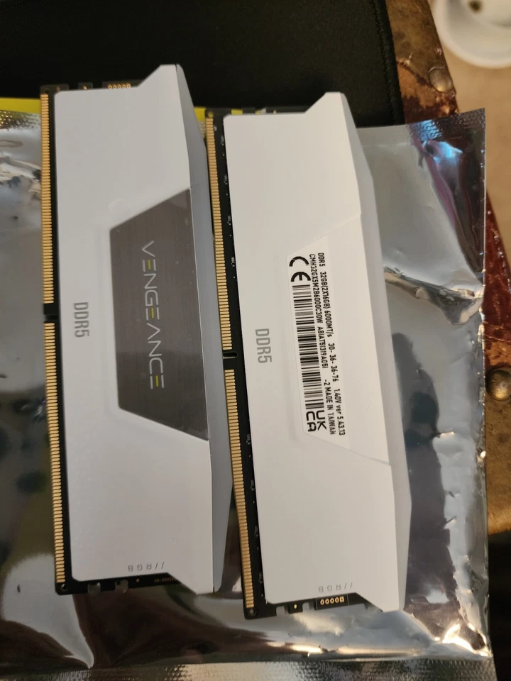 Corsair 32GB DIMM RGB. White Modules with Flashy LED Lighting - Image 2 of 2