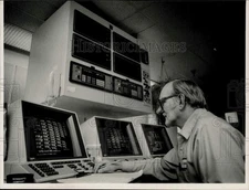 1987 Press Photo Control operator Pat Ferris checks displays at Monsanto plant.