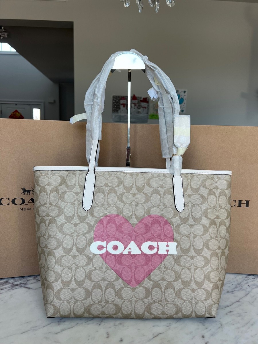 トートバッグ COACH City Tote In Signature Canvas With Heart Print CP052 Coach City Tote In Signature Canvas With Heart Print CP052