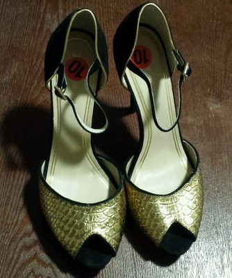Juicy Couture Peep Toe Platform Pumps - Adria, Gold/ Black, Size 10M Org$370