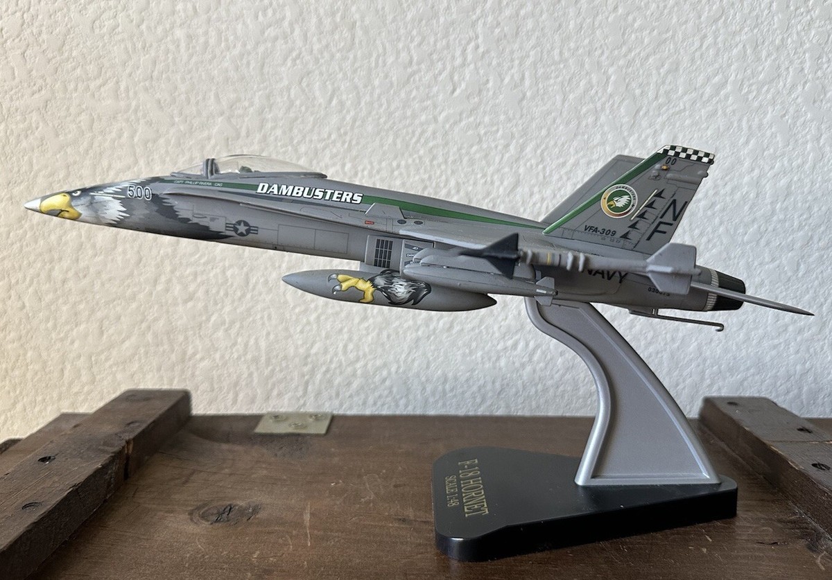 F-18 HORNET Desk Top U.S. Navy Aircraft Jet Airplane Model Scale 1