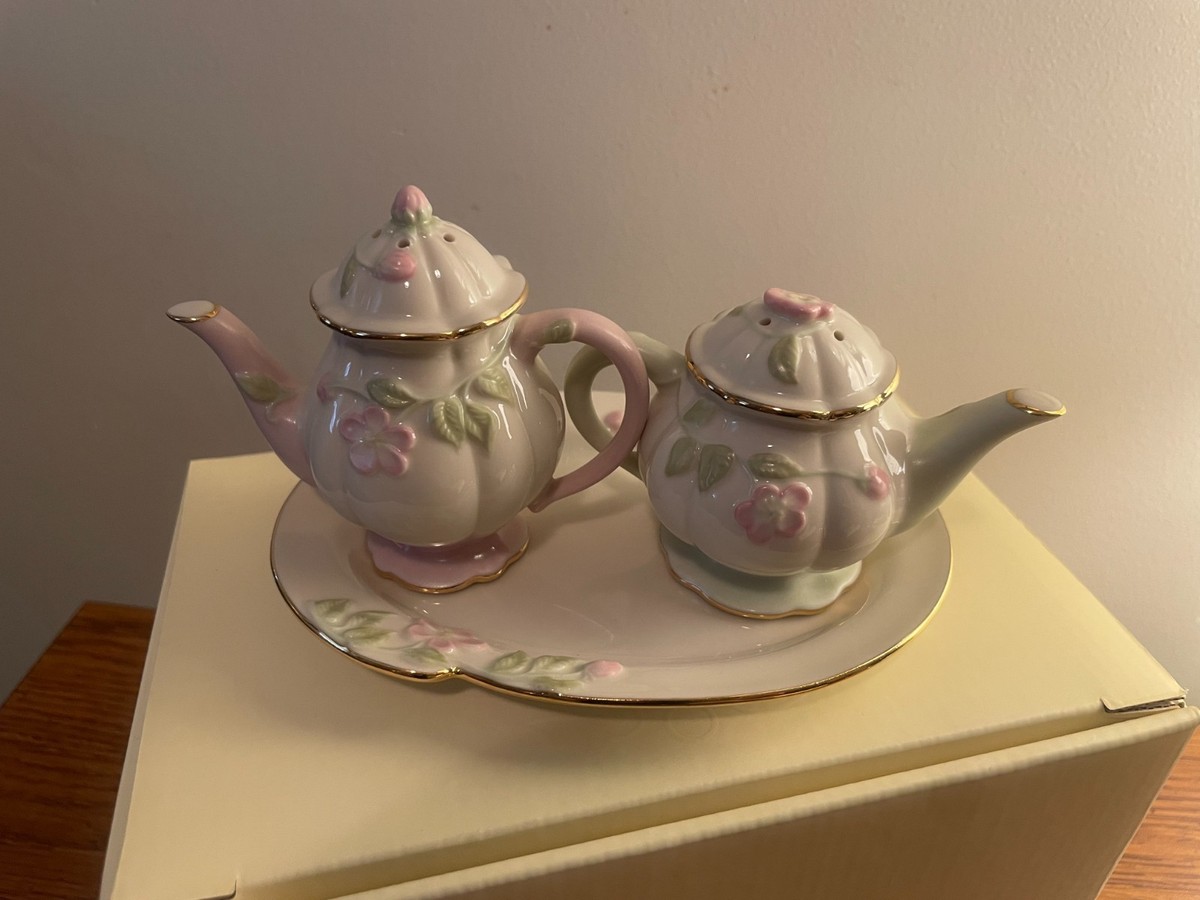 1960年代 limited   <tea time> Lenox *Tea Time* Mini Teapot Salt & Pepper Shakers w/Tray 24KT