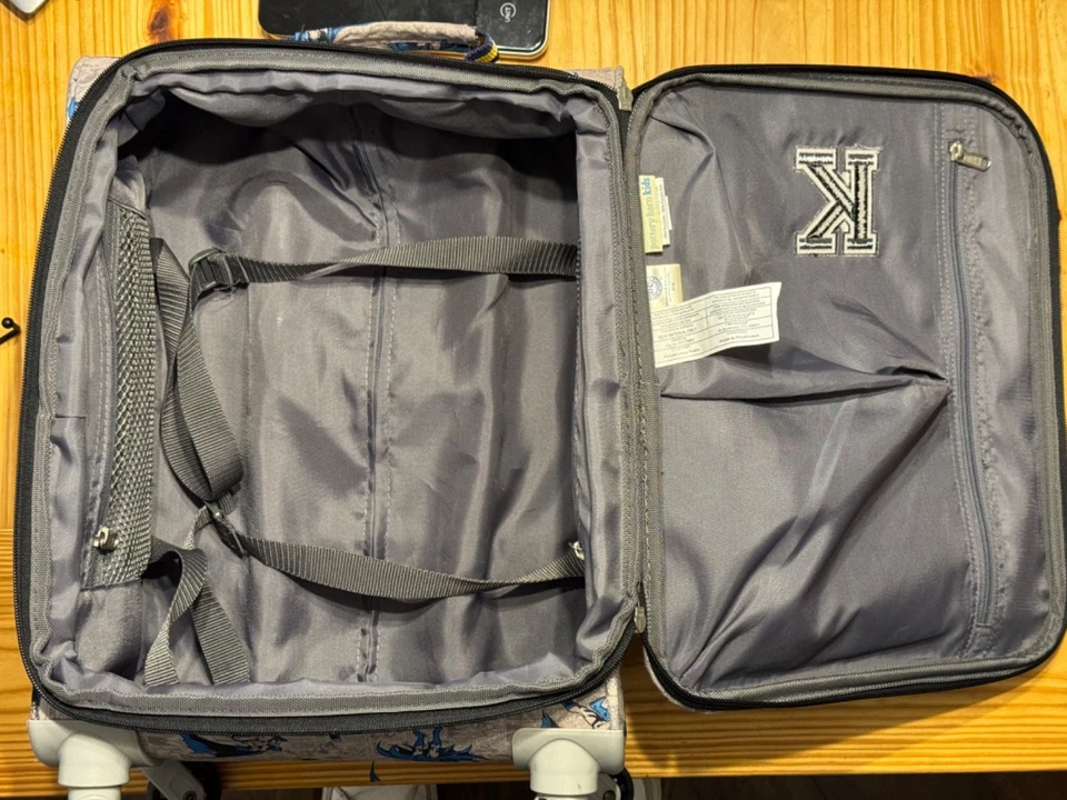 "Maleta de viaje Pottery Barn Kids Batman con ruedas 17"" equipaje - bordada K" Foto 2 de 4