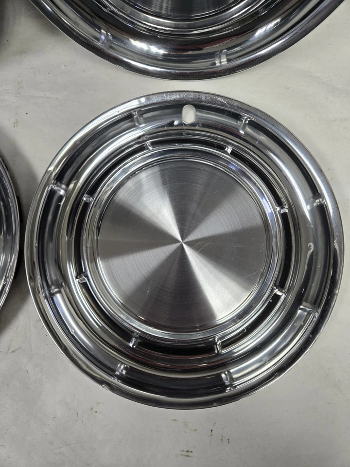 Pontiac Star Chief Chief Safari 1957 tapacubos de acero inoxidable de 14 pulgadas OEM GM Foto 2 de 4