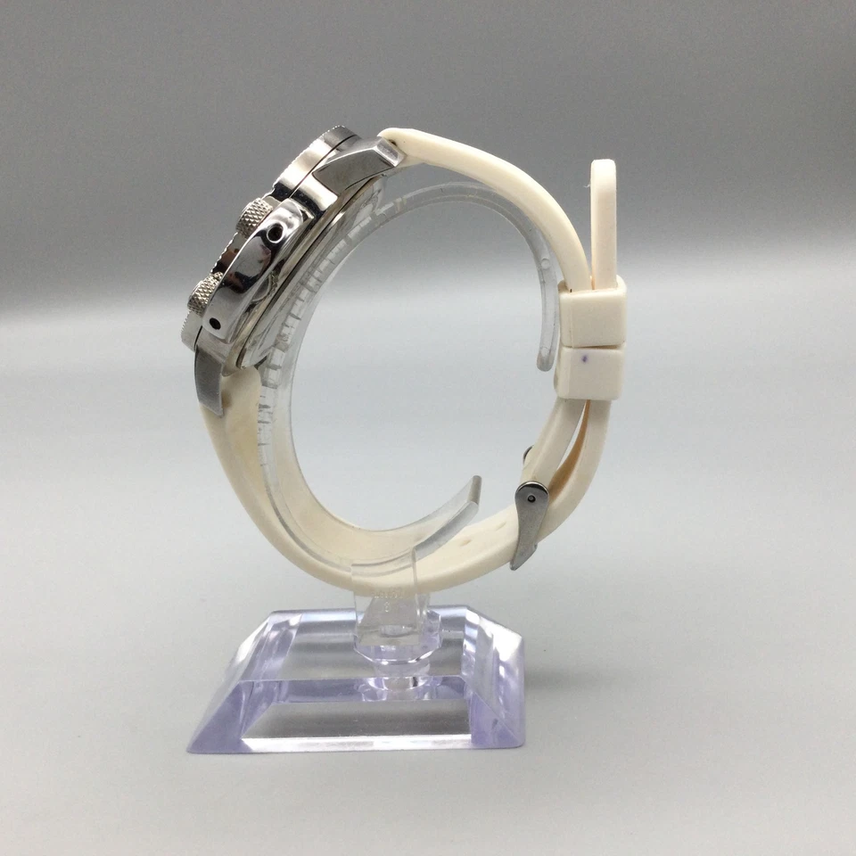 Reloj Marc Ecko Hombre 48mm Tono Plateado Esfera Blanca Repujada Silicona Batería Nueva Foto 3 de 4