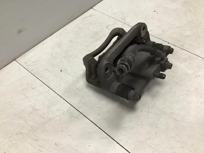 Pinza de freno trasera izquierda Chevrolet Colorado 2019 de fábrica Foto 4 de 4