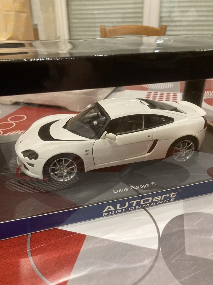 Voiture 1/18  Lotus Euro pas Auto art - Photo 1/1
