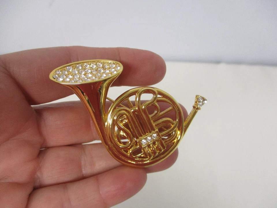 ПОДПИСАННЫЙ KENNETH JAY LANE ЗОЛОТИСТЫЙ ФРАНЦУЗСКИЙ РОЖОК с БЛЕСТЯЩИМИ КРИСТАЛЛАМИ БРОШЬ - Изображение 2 из 4