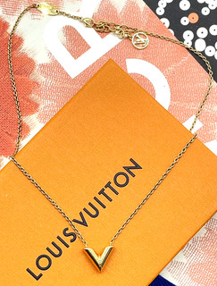 Authentic Louis Vuitton M61083 Essential V Necklace GD W/Box DD020306