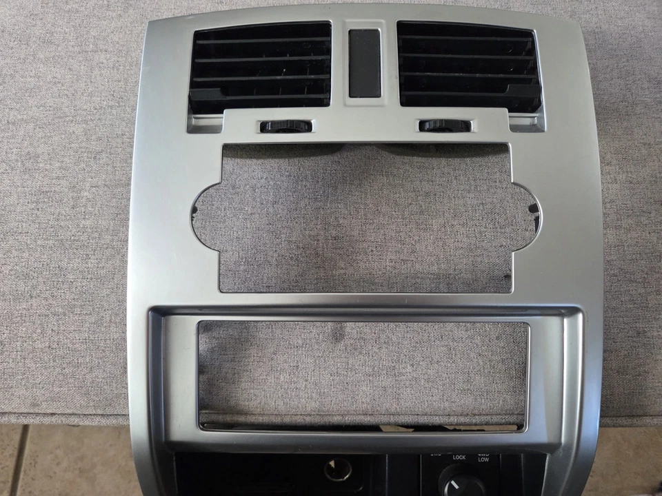 Dodge Dakota 2005-2007 panel de tablero central radio bisel moldura ventilaciones plateado y negro Foto 4 de 4