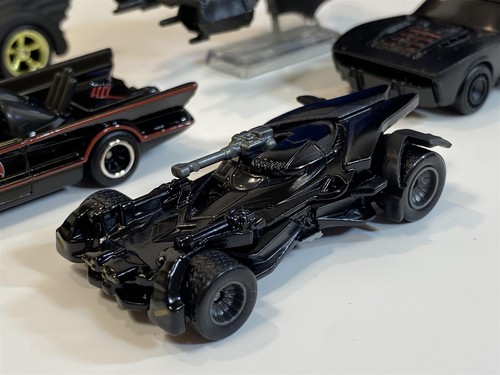 Hot Wheels Real Riders Batman 5 Modelo Set Premium GRM17 - Imagen 6 de 12