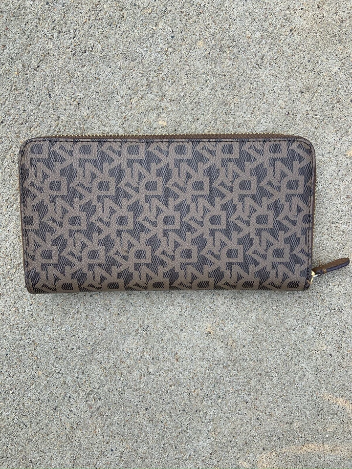 DKNY Marrón Signature - Lona Recubierta - Cremallera Alrededor - Cartera Continental Foto 2 de 4