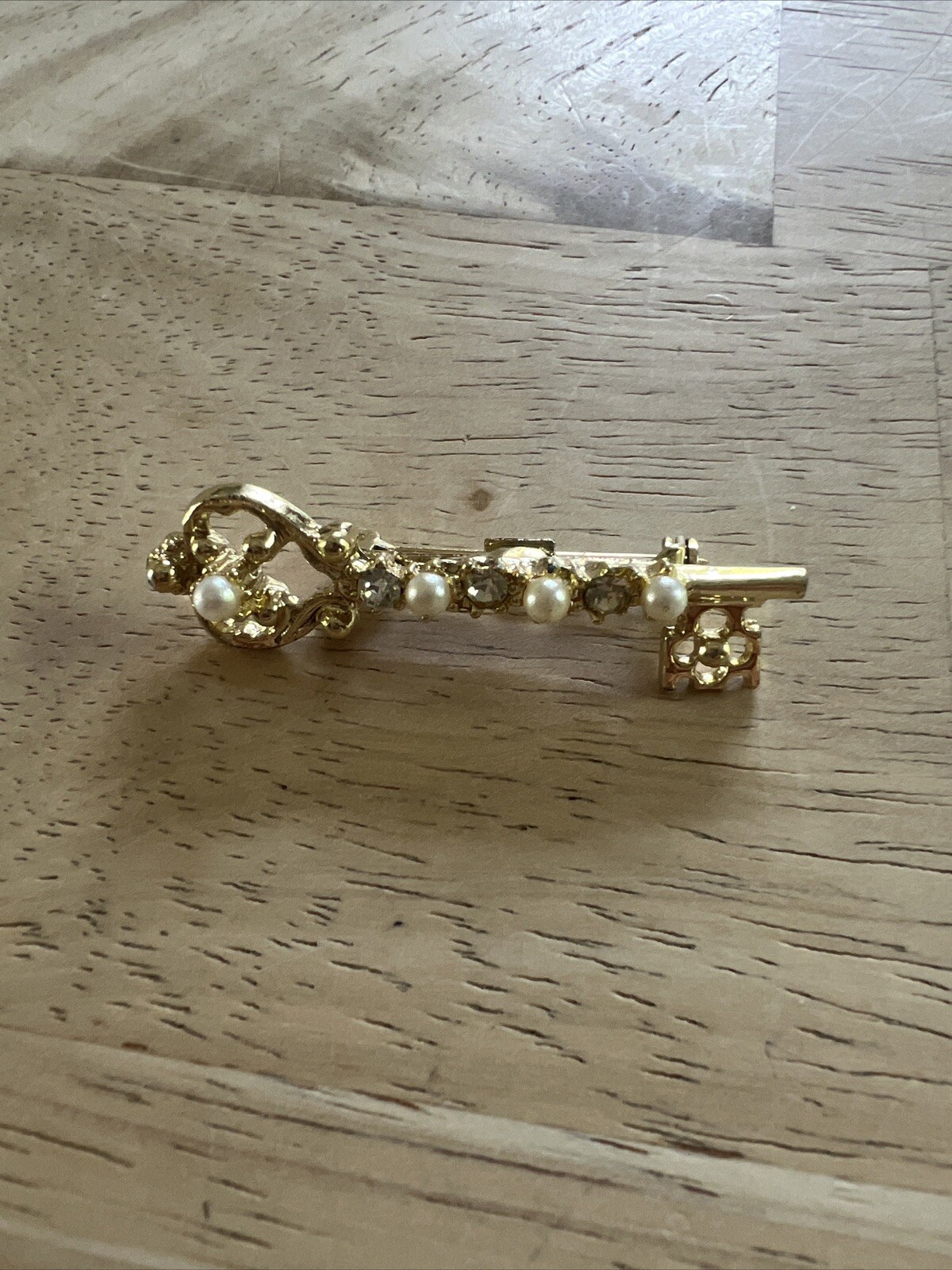 Beautiful Brooch Pin Gold Tone Faux Pearls Clear Rhinestones Key Shape 1 3/4