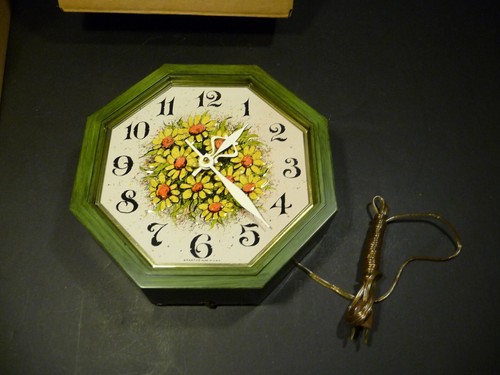 VINTAGE Spartus Wall Clock Yellow Daisies AVOCADO Countryside BRAND NEW - Picture 4 of 10