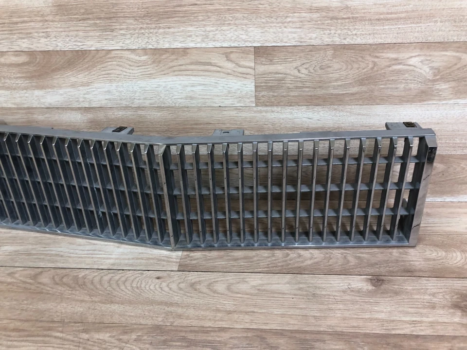 REJILLA RADIADOR CAPÓ DELANTERO CADILLAC SEVILLE OEM 1976-1979 2 Foto 3 de 4