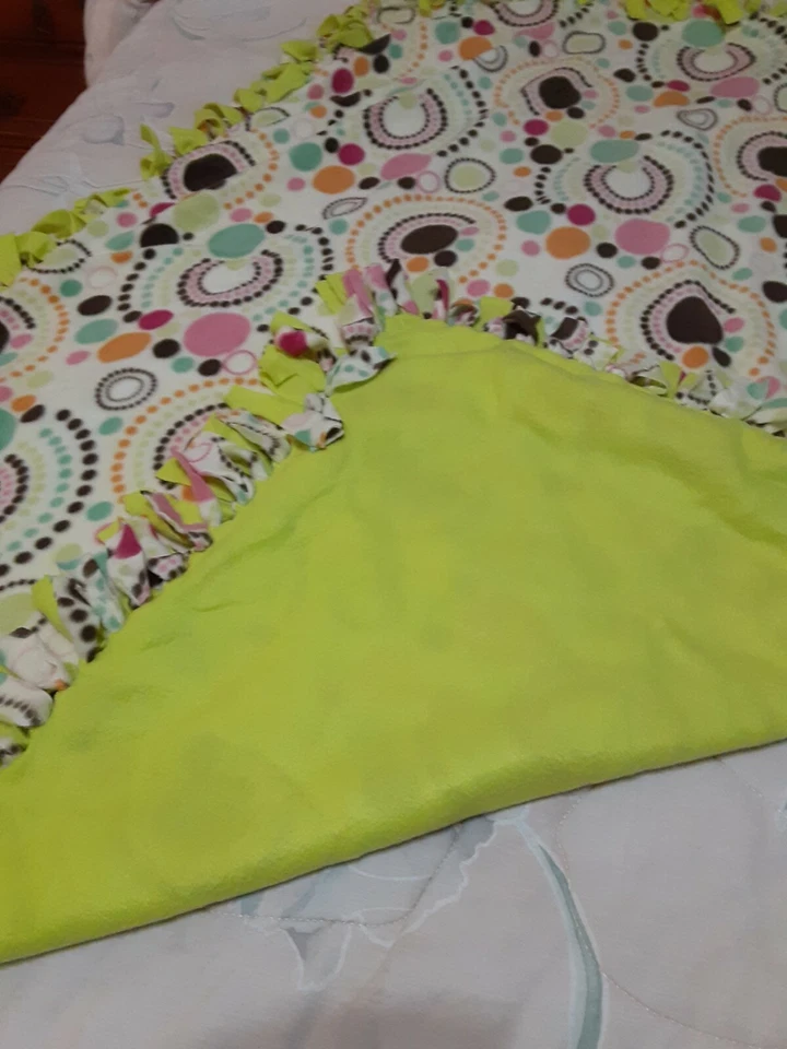 Colorido patrón de círculo MICRO-FLEECE TIRO 48"x60" verde neón atado a mano trasero Foto 2 de 3