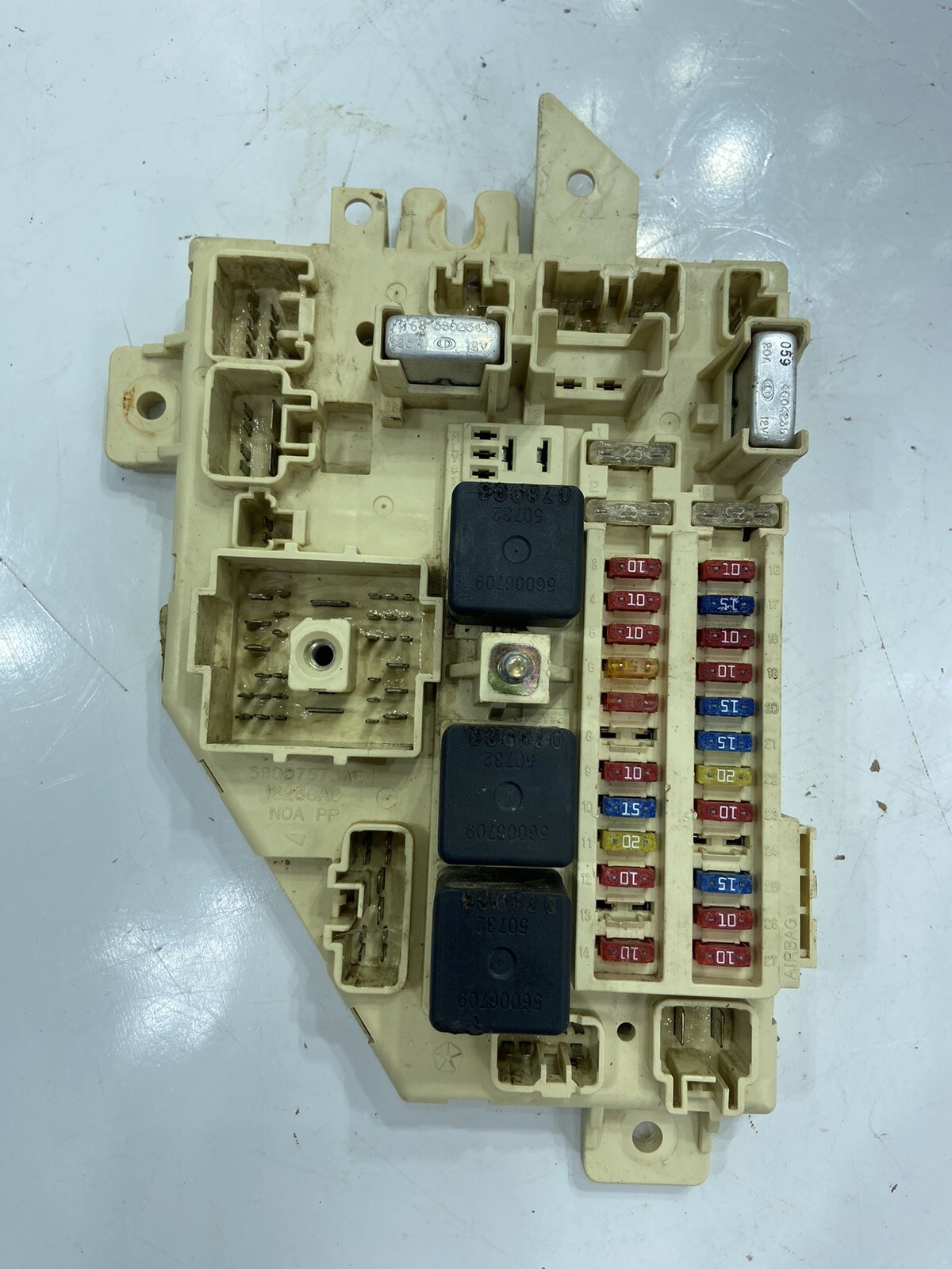 Jeep XJ Cherokee 1999 panel de patada fusible módulo de carrocería
