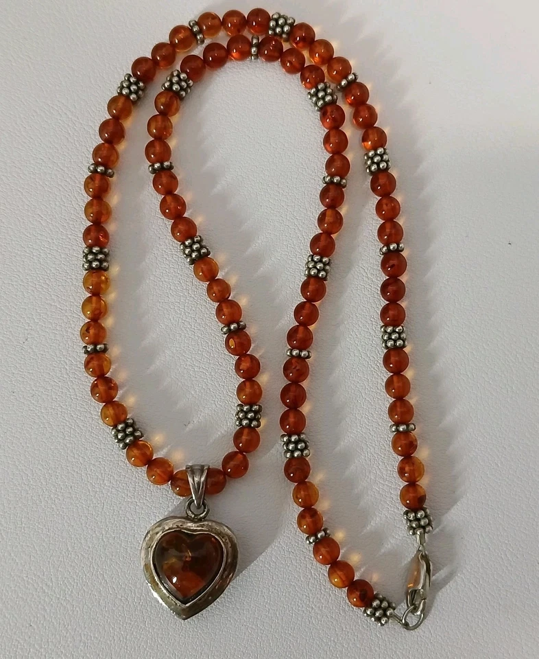 Collar con cuentas colgante de cabujón ámbar corazón plata de ley de 19"  Foto 2 de 4