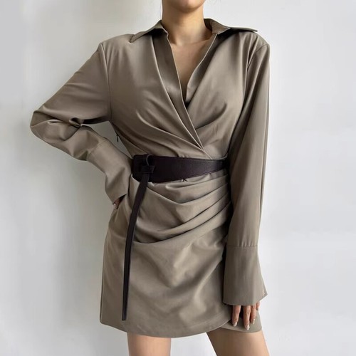 Abito camicia donna maniche lunghe cintura slim fit risvolto colletto asimmetrico plissettato - Foto 2 di 6