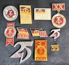 kleines Konvolut mit 11 Abzeichen DDR: Jahrestage 15 - 35 Jahre DDR