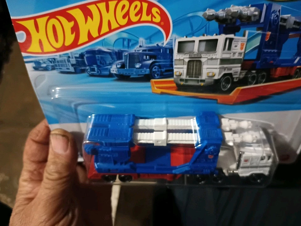 Transformadores de flota de pista Hot Wheels 2024 Ultra Magnus 1:64 - en mano Foto 3 de 4