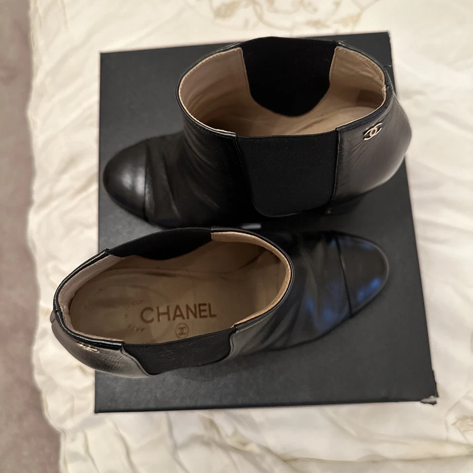 Botines Chanel CC Logo Cuero Negro Tacón al Tobillo Talla 38 Excelente Estado⭐️ Foto 4 de 4