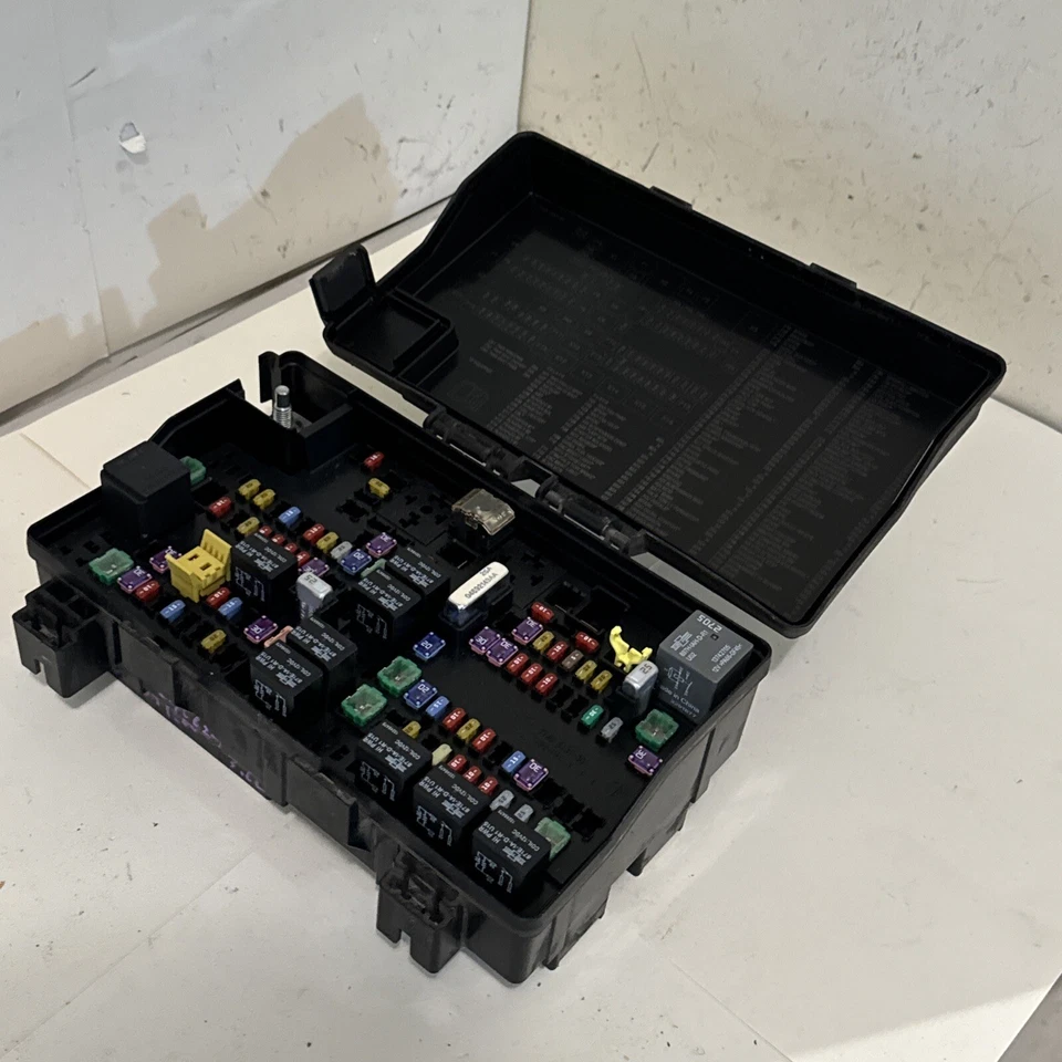 Dodge Ram 1500 2014 caja de fusibles unidad de módulo de control de potencia OEM 68192083AE Foto 3 de 4