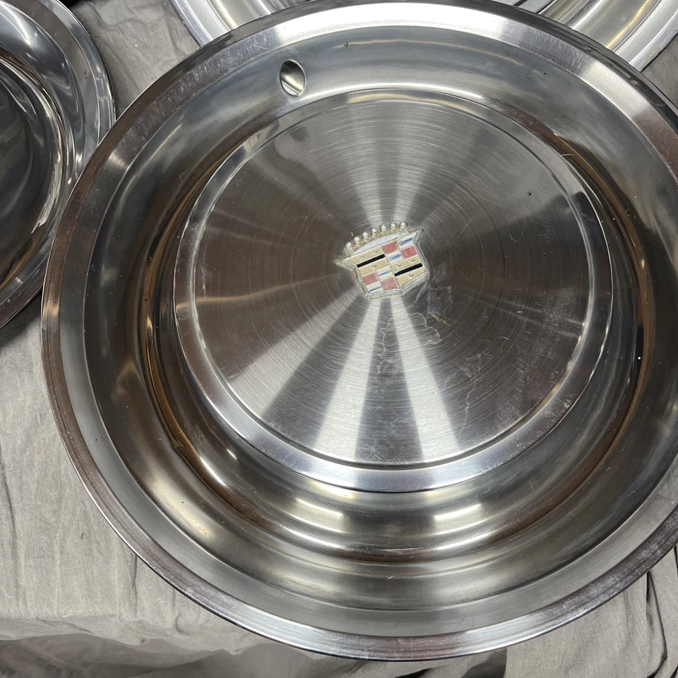 "Juego de tapacubos de 15"" vintage Cadillac 1974 1975 1976 cubiertas de rueda usadas desgaste menor 4" Foto 4 de 4