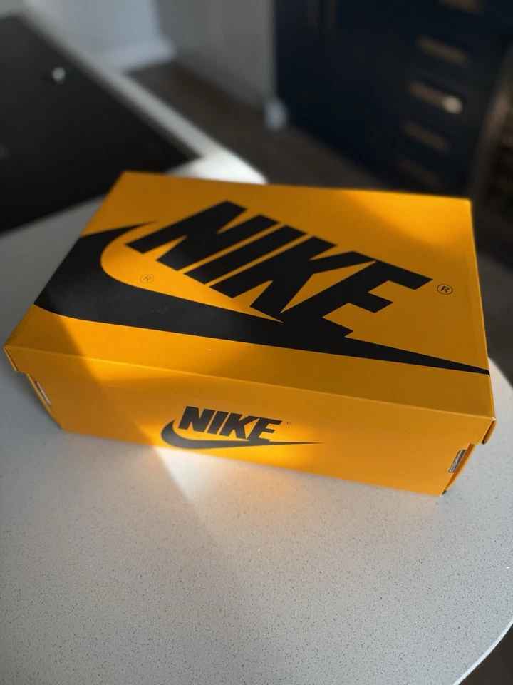 Nike Air Jordan 1 Retro High OG Taxi Yellow toe Mens Basketball Trainers UK 8, photo 3 of 5