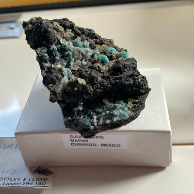 ROSASIT AUF SCHWARZER MANGANOXIDMATRIX - OJUELA MINE, MEXIKO 53g. MF2169